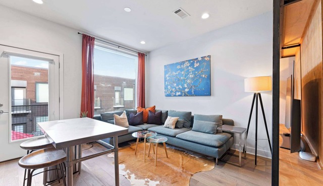 Prime East Downtown Studio w/pool, gym, laundry