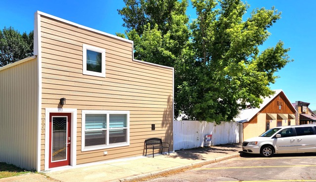 Prime Family Retreat W/ Private Fenced Shaded Yard, BBQ-Peaceful & Relaxing