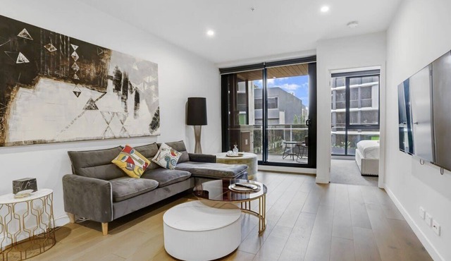 Prime Hawthorn 2BR Apt with parking, pool and gym