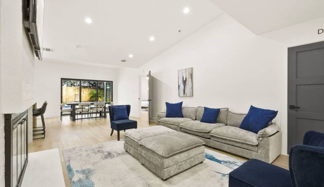 Prime Houston Getaway w/Pool – Near Downtown
