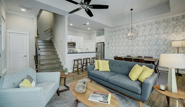 +Prime HTX Heights Location +Walkable to Dining/Coffee +King/Queen & Bunk Rooms