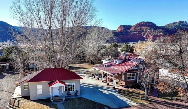 Prime Kanab Location: 2 Homes, Gym—Large Yard w/Hot Tub, Sleeps 18+, Near Parks