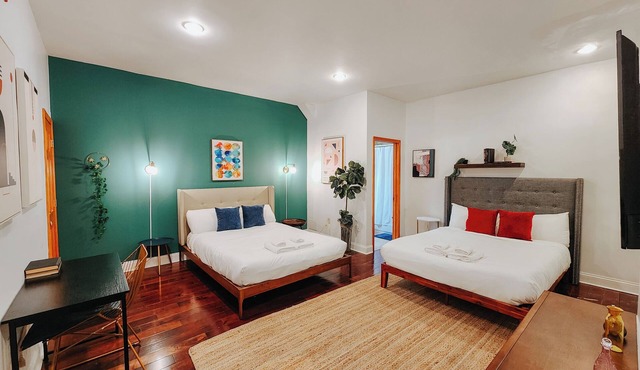 Prime/King Bed/2 En-Suite Bathrooms/65"TV