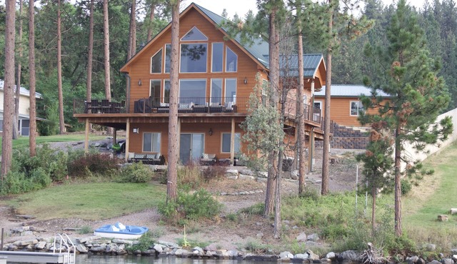 Prime Lakefront Home Beautiful Views, Fire pit and Great Dock!