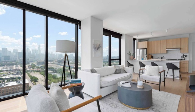 Prime Lincoln Park Views + Modern Amenities Await