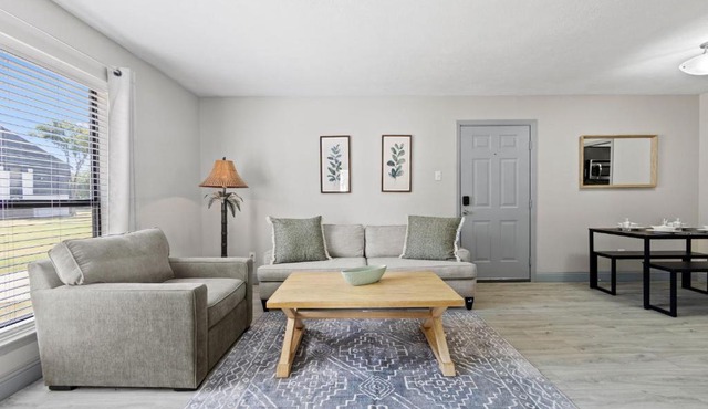 Prime Location: 1 King Bed Apt near Major Highways & Dallas Hospitals