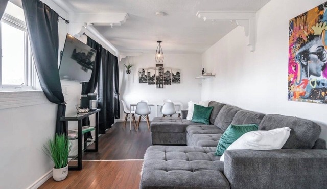 PRIME location, 2 FREE parking, 5 Min WALK FROM FALLS, free wine & wifi, 8guest