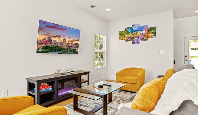 Prime Location! 2 KING Beds+Outdoor Fun+Grill