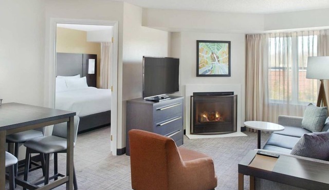 Prime Location! 2 Relaxing Units, Pool, Pets Allowed, Free Breakfast & Shuttle!