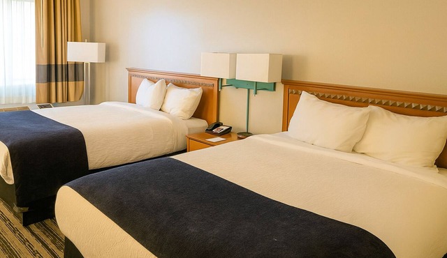 Prime Location! 2 Comfortable Units w/FREE Breakfast & Parking! Pool & Hot Tub!