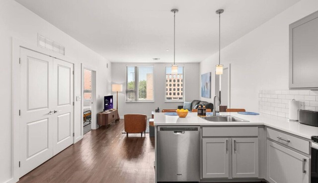 Prime Location 2BR Apt Near Clinic & CWRU
