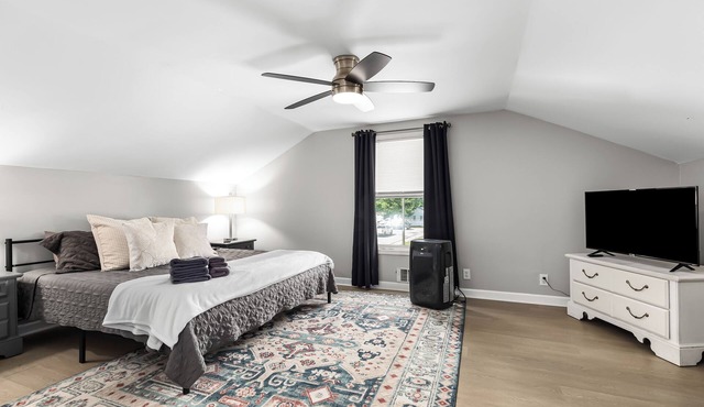 Prime Location! 2BR, King Bed w/Laundry