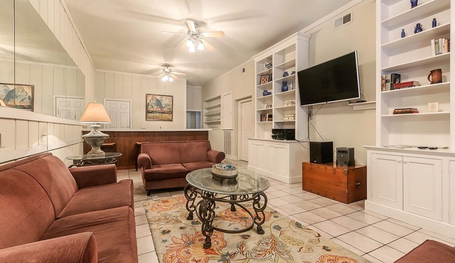 Prime Location, 3 Blocks to Bourbon St. A great space for groups to enjoy NOLA.