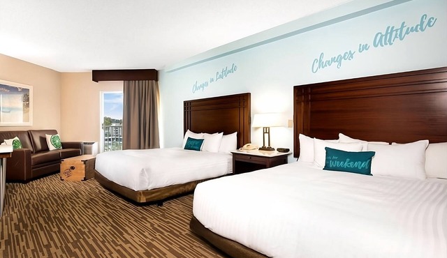 Prime Location! 3 Comfortable Units, Onsite Pool, Free Parking, Lakeview