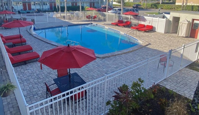 Prime Location! 3 Comfortable Units, Free Parking, Near Melbourne Greyhound Park