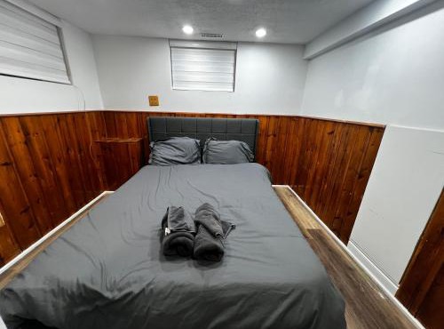 Prime Location 3Bedrooms, 2 Bath, Basement Apartment with parking- Streetsville Area, Close to Transit- Sleeps 6