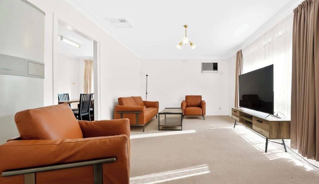 Prime Location 3BR Family Home 3-Min Walk to Shops