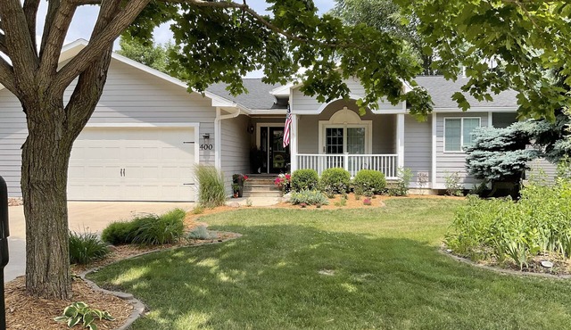 Prime Location. 4 Bedroom House Sleeps up to 9. Close to Amusement Park.2 Baths.