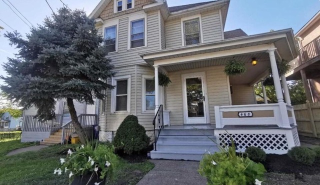 Prime location! 4 bedroom house located right next to the casino and the falls