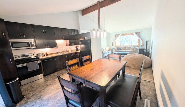 Prime location! 4 bedroom house in Roseville, Updated & comfortable