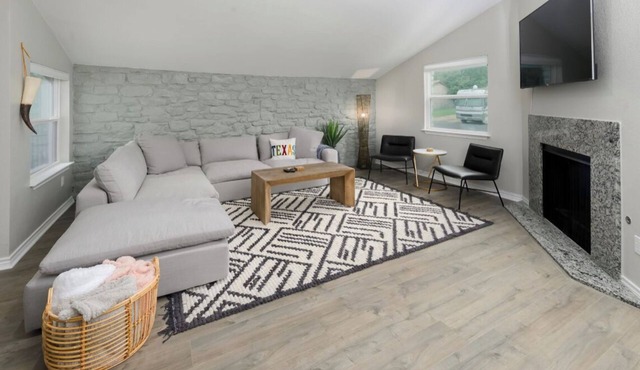 Prime Location 4 bedroom South Austin