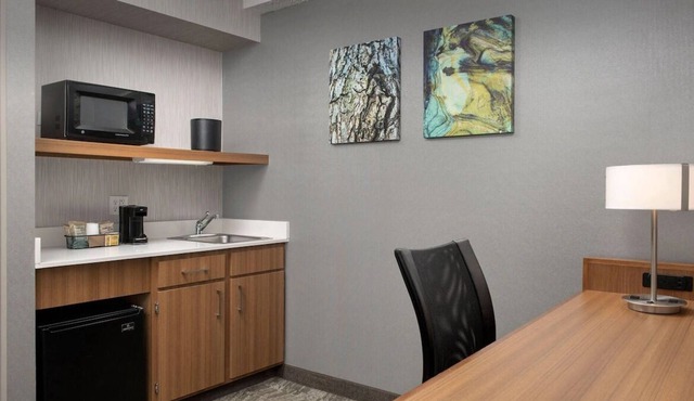 Prime Location! 4 Relaxing Units, Pool, Free Breakfast, Free Parking