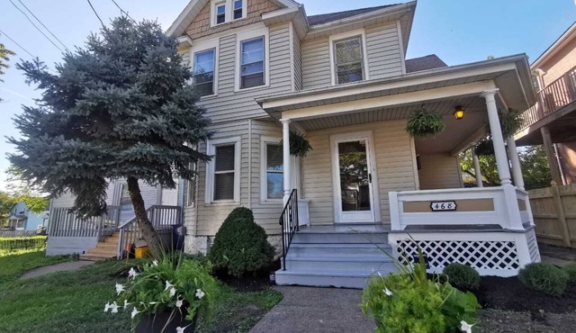 Prime location! 4 bedroom house located right next to the casino and the falls