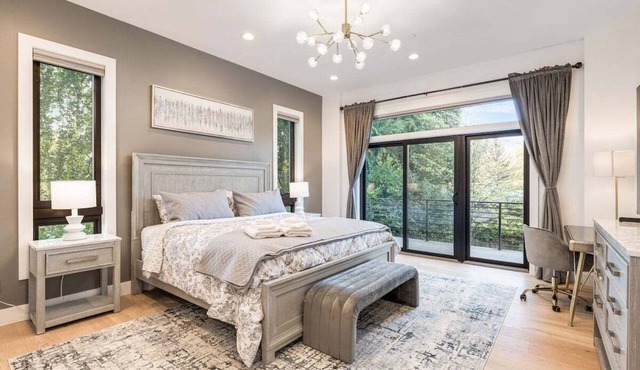 Prime Location: 6BR Luxury & Comfort in Bellevue!