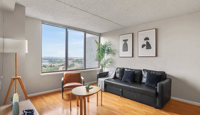 Prime Location Apt Steps from Pentagon City Metro
