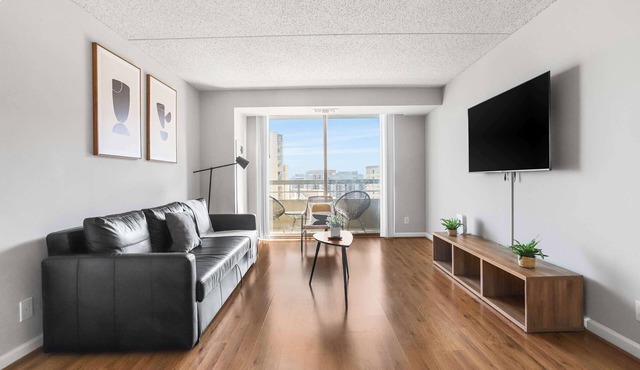 Prime location Apt W City Views
