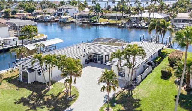 Prime Location Canal Home, 4 bedroom,Boat Lift, Pool