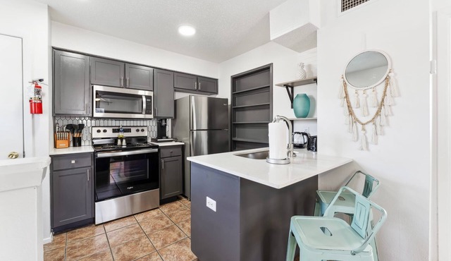 Prime Location Chic 1BR Fast Wifi 7 Min to Downtown