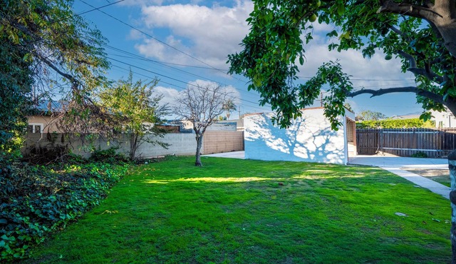 Prime location Close to Downtown LA 2 bed 1 bath Kingsize Bed Private Entry! 17