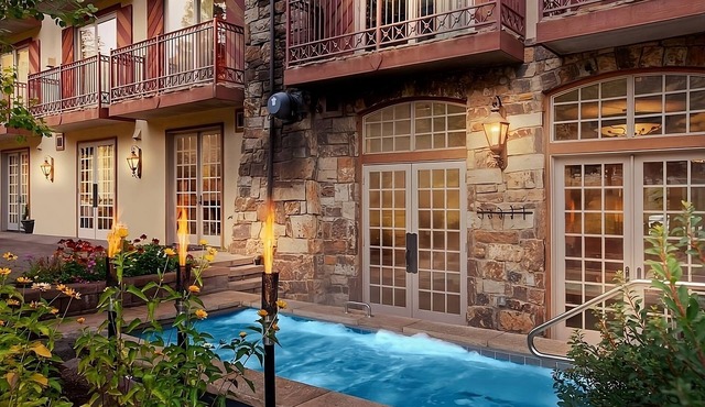 Prime Location! Close to Eagle Bahn Gondola, Onsite Parking, Hot Tub!