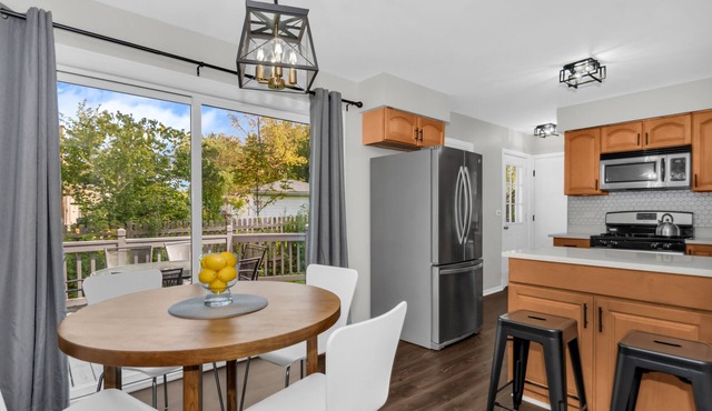 Prime Location, Cozy & Spacious home in Schaumburg