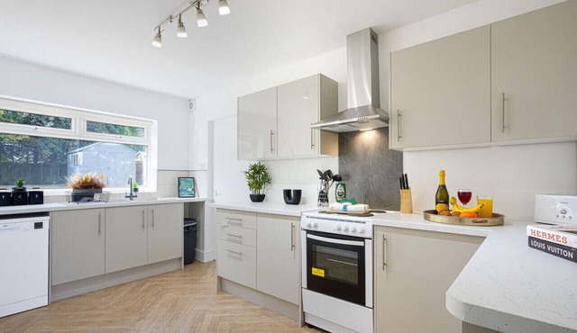 Prime Location - Detached House - Sleeps up to 10