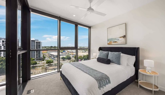 Prime Location: Eat Street, Restaurants & 5kms CBD