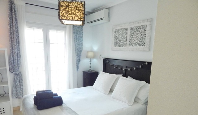 Prime location for Villamartin Plaza overlooking communal pool