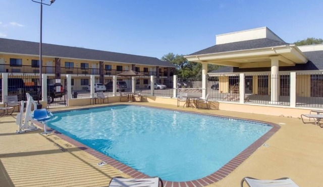 Prime Location Free Parking Onsite, Pool, Near Port Aransas Nature Preserve
