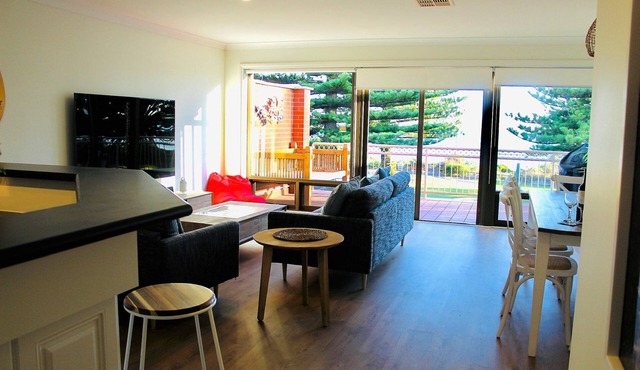 Prime Location – Heart of Victor Harbor: Steps away from the Beach, Top Floor, Ocean View, Wi-Fi, Smart TV