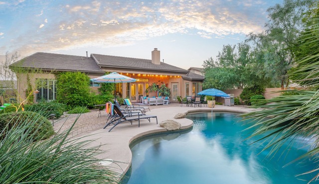 Prime Location, Heated Pool with Baja, Fun Game Room, Fire Pit, BBQ, VR Tour