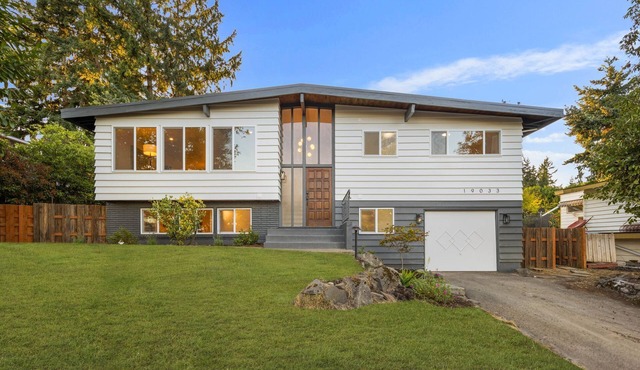 Prime location home away from home 4-bedroom 3 bath, only 15 minutes to Seattle