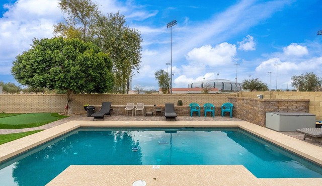 Prime Location HotTub/Pool/Outdoor Kitchen Spring training Clean and Safe.