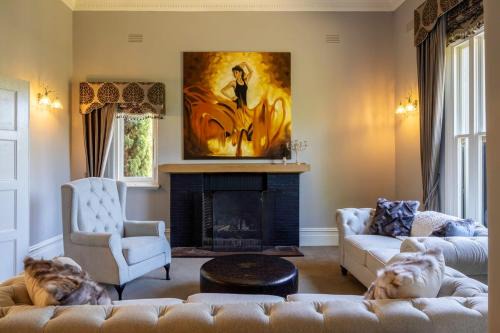 Prime Location House with Pool in Kew