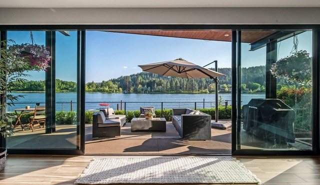 PRIME LOCATION, Incredible views! River front Home CdA 2mi to town Spa Sleeps 8