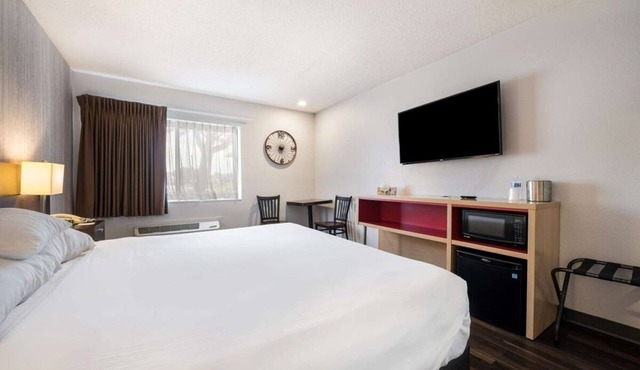 Prime Location! Indoor Pool, Free Breakfast & Parking, Pets Allowed