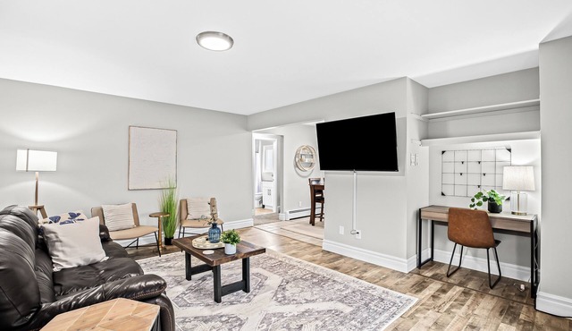 Prime Location! King Bed near Mt. Clemens Downtown