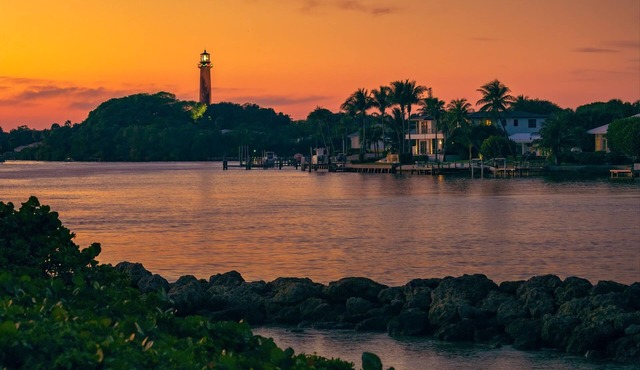 Prime Location near Everything! - 3bed/3bath - Paradise on the Park by JupRent