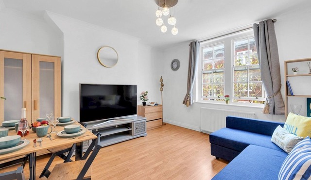 Prime Location! Next to Hammersmith Apollo & Tube - Pass the Keys