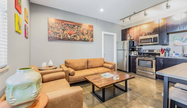 PRIME LOCATION ♥ of Downtown ♛ Queen Bed Modern